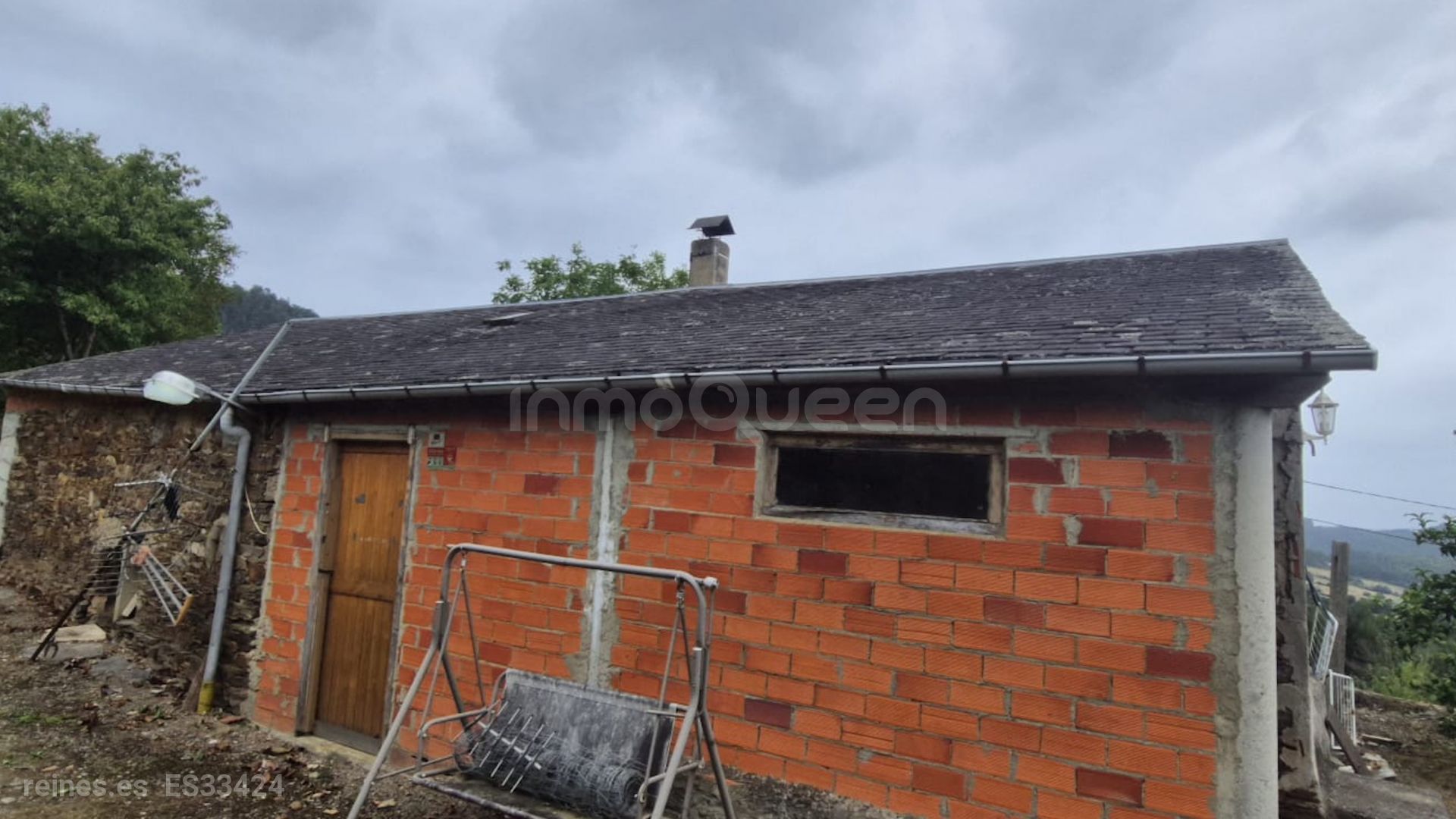 ACTUALMENTE CERRADA DE LADRILLO PERO ES DE RECIENTE CONSTRUCIN EN SI LA CASA ES DE PIEDRA SE PUEDE TIRAR Y DEJAR LA PRIMERA ENTRADA QUE HABIA