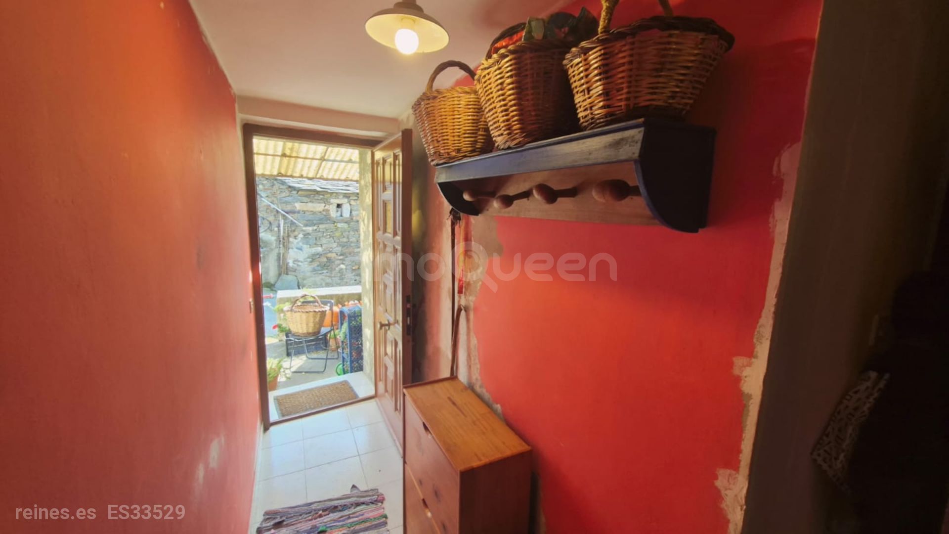 En el hall de entrada podemos ver que la casa necesita un poco de mimo una mano de pintura